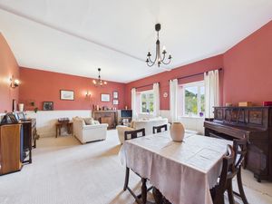 Lounge/Diner- click for photo gallery